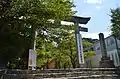 Le premier torii en bas.