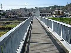 Pont d'écoliers sur le fleuve Kamo