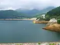 Barrage de Kamihikawa, réservoir supérieur de la centrale de pompage de Kazunogawa (1&nbsp;200&nbsp;MW).