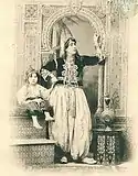 Femme en karakou et seroual mdouer, ensemble appelé qwiyet du XIXe&nbsp;siècle.