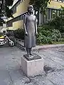 Statue de Karin Boye par Peter Linde (sv) à l'entrée de la bibliothèque municipale de Göteborg.