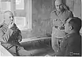 Kirpichnikov conversant avec Oesch, avec le lieutenant Georg Baronin comme interprète.