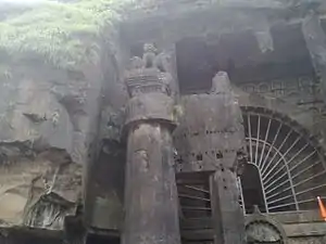 Colonne à l'entrée du Chaitya principal