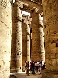 Colonne campaniforme à chapiteau fermé. Bas-côté. temple d'Amon-Rê à Karnak. 19e&nbsp;dyn., Ramsès&nbsp;II
