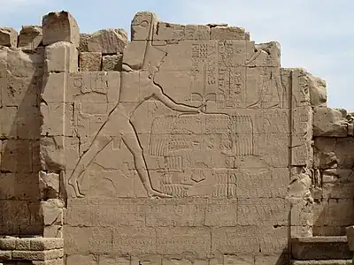 Thoutmôsis&nbsp;III, vainqueur au Levant. Ensemble du relief du pylône