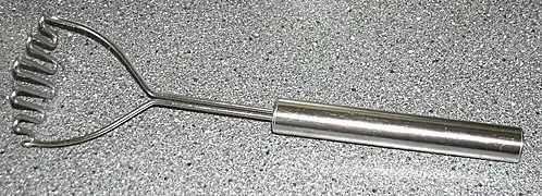 Presse-purée en acier inox, à embout en zigzag.