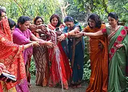 Femmes à jeun offrant de l'eau au soleil.