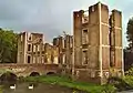 Vue du château avec son fossé inondé