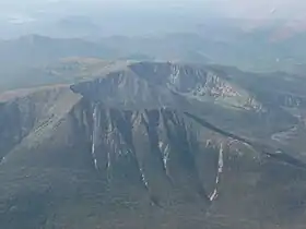 Vue aérienne du mont Katahdin depuis une altitude de 3 000 mètres.