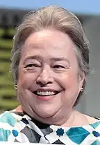 Baga Chipz remporte le Snatch Game de la première saison avec son imitation de Kathy Bates.