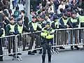 Officiers PTU derrière des barricades.