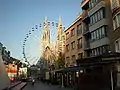 Les forains ont fait le maximum pour satisfaire tous les goûts... de la grande roue aux chevaux de bois... Kermesse d'Ostende avec sur l'arrière plan la SS. Pierre et Paul. Éd. Glénat p.&nbsp;27.