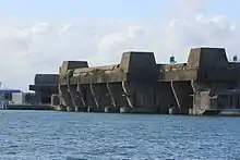 Entrées des alvéoles de Keroman III, vues depuis la rade.