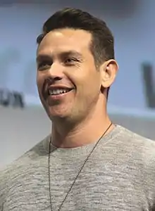 Kevin Alejandro dans le rôle du lieutenant Daniel « Dan » Espinoza.