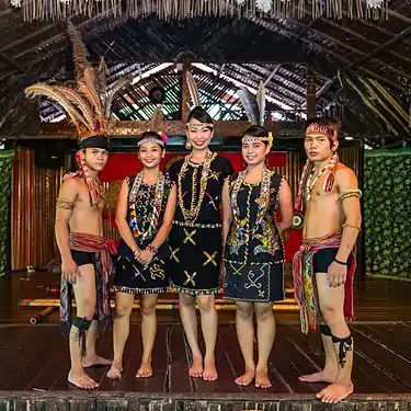 Muruts en costume traditionnel