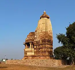 Le temple Chaturbhuj.
