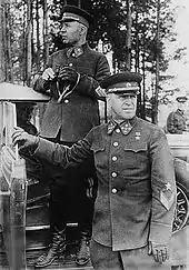 Photo en noir et blanc de deux militaires.