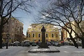 Théâtre dramatique national de Kharkiv sur la place de la Poésie classé.