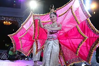 Danse du paon (en) au Khum Kantoke, qui privilégie « l'exubérance »
