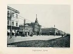 Carte postale montrant la place au début du XXe&nbsp;siècle.