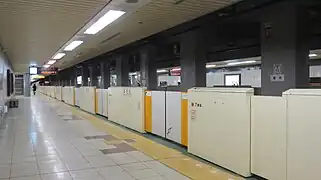 Un quai latéral.