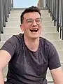 Killian Couppey, producteur de La Cie Très Très Drôle, rie de bon de cœur.