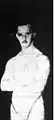 Photographie en noir et blanc d'un homme moustachu portant un maillot de bain clair