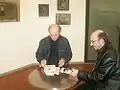 Klaas Gubbels (gauche) en train de signer un de ses œuvres, Arnhem, 2005