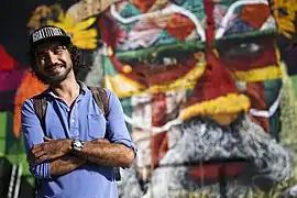 Eduardo Kobra devant Povos nativos dos 5 continentes.