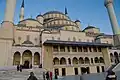 La cour qui précède la mosquée, et l'entrée principale.