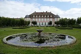 Façade côté jardins.