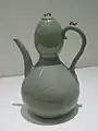 Verseuse / double gourde : sauvagines et roseaux. Grès à décor gravé et incisé sous couverte céladon. H. 26,7&nbsp;cm. Début XIIe&nbsp;siècle. Met
