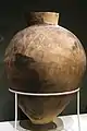 Grande jarre à petite base, polie. H env 80-90 cm. Mumun moyen, VIIe siècle AEC, Daepyeong, Jinju. Musée national de Corée