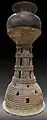Jarre globulaire sur son piédestal ajouré. Grès à glaçure de cendre. Gaya. VIe&nbsp;siècle. Honolulu Museum of Art