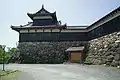 Yagura sur un mur de pierres.