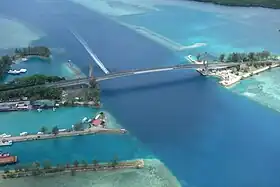 Vue aérienne du pont de Koror-Babeldaob.