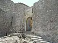 Vue de la porte de la forteresse.