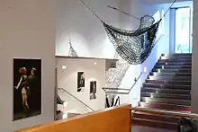 Le Foyer du Théâtre Kosmos avec le filet de Brigitte Aloise Roth