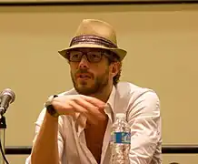 Kristen Holden-Ried interprète Dyson.