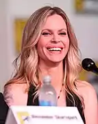Kristin Bauer dans le rôle de Pamela « Pam » Swynford de Beaufort