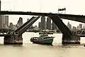 Pont de Krungthep levé pour laisser passer un bateau