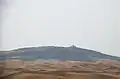 Dunes de sable, de steppe et grande stupa au loin