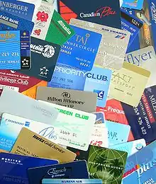 Photo de cartes de fidélité en vrac.
