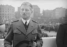 Kurt von Schuschnigg arborant la croix potencée sur sa veste.