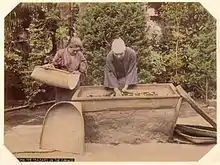 Flétrissage des feuilles de thé sur le fourneau.