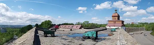 Depuis un mur.