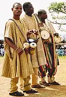 Hommes nigérians Yoruba d'origine Kwara, portant des vêtements traditionnels et jouant de la batterie