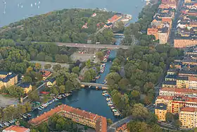 Vue aérienne sur Långholmen (à gauche) et Södermalm (à droite)