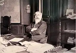 à son bureau de préfet,