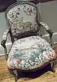 Fauteuil provenant du château de Sarry (Marne) avec la fable comme illustration sur le siège.
